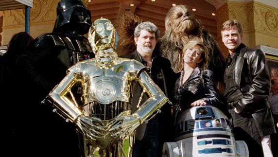 George Lucas posa con los actores Carrie Fisher y Mark Hamill. 