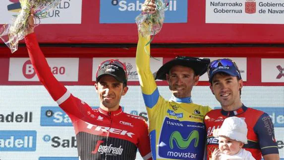 Valverde en el podio, junto a Contador y Jon Insausti. 