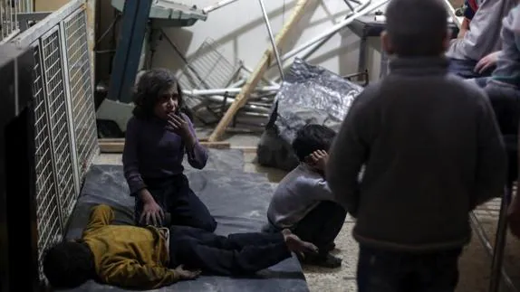 Varios niños en un hospital de campaña tras el ataque aéreo en Douma (Siria).