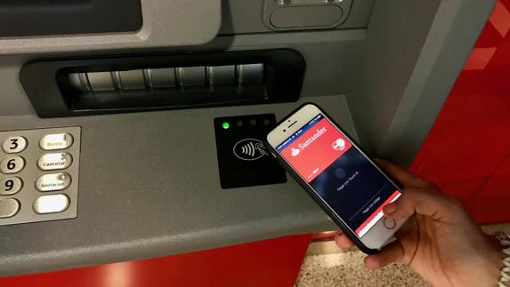 Un usuario saca dinero con el móvil en uno de los cajeros habilitados.
