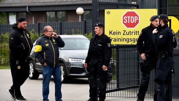 Policía frente a la entrada principal del campo de entrenamiento del Dortmund.