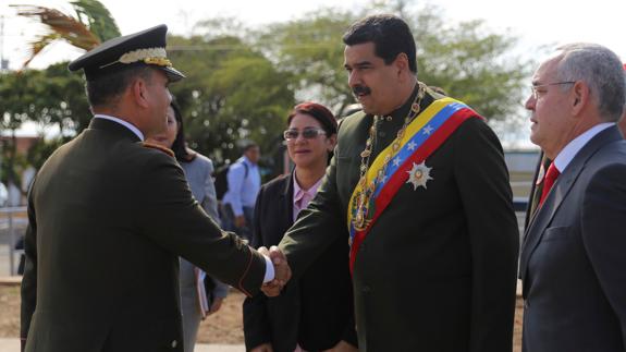 Nicolás Maduro estrecha la mano de Vladimir Padrino, ministro de Defensa venezolano.