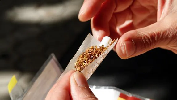 La proporción de fumadores de tabaco de liar es mayor entre los hombres.