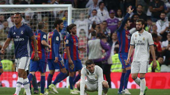 Los jugadores del Barcelona celebran la victoria. 