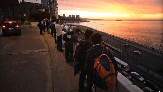 Varias personas en Viña del Mar tras el seísmo. 