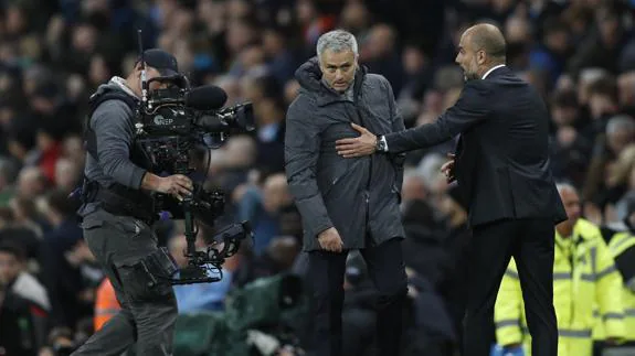 Mourinho y Guardiola, al término del choque. 