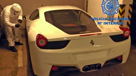 Uno de los vehículos incautados a la red criminal.