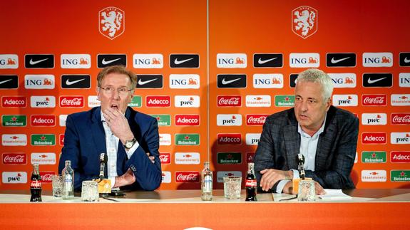 El director técnico de la Real Federación de Fútbol de Holanda (KNVB), Hans Van Breukelen (i), y el director comercial de la federación, Jean Paul Decossaux