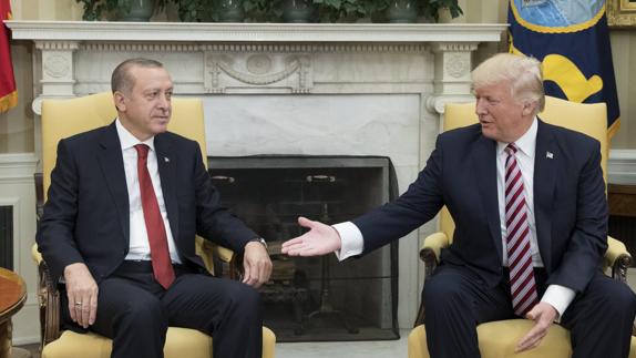 El presidente de EE UU, Donald Trump (d), da la mano a su homólogo turco, Recep Tayyip Erdogan.