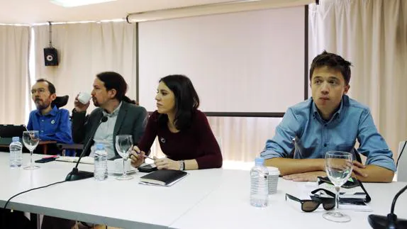 Los líderes de Podemos, Pablo Iglesias (c), Pablo Echenique (i), Irene Montero e Íñigo Errejón.