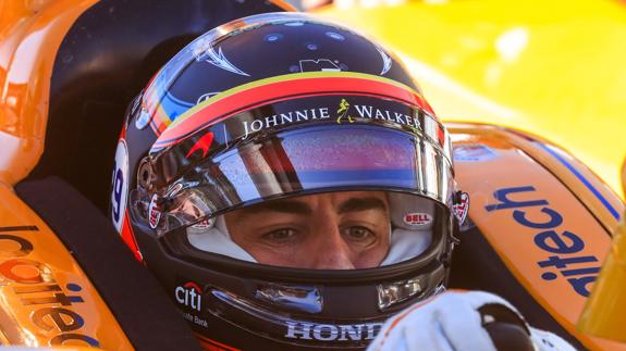 Fernando Alonso, en su coche. 