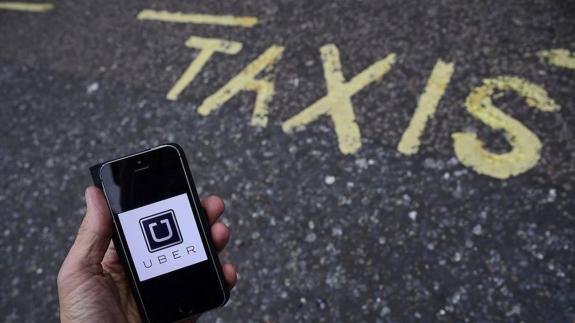 Un cliente de Uber conecta su aplicación para solicitar un vehículo.