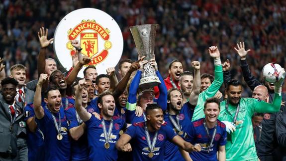 Los jugadores del United celebran el título de la Liga Europa. AFP