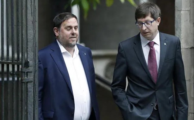 El vicepresidente del Govern y conseller de Economía, Oriol Junqueras (i) junto al conseller de Justicia, Carles Mundó (d).