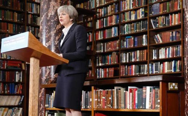 Theresa May durante la rueda de prensa en Downing Street.