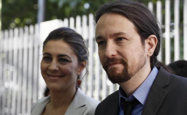El líder de Podemos, Pablo Iglesias, y la portavoz de Podemos en la Asamblea de Madrid, Lorena Ruiz-Huerta.