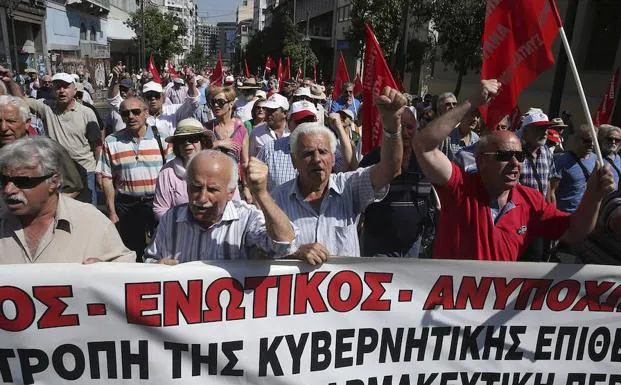 Pensionistas protestan contra los recortes en sus pensiones y seguros médicos en el centro de Atenas. 