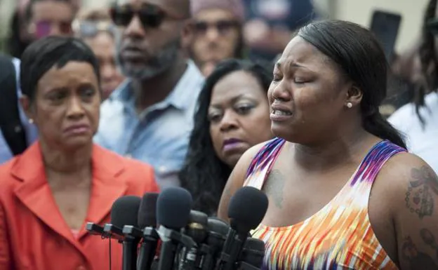 La hermana de Philando Castile, entre lágrimas, tras conocer el veredicto.