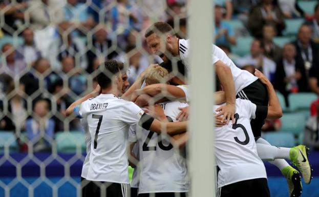 Los jugadores alemanes celebran el 0-1 ante Australia. 