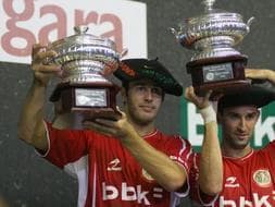 Iñaki Goikoetxea y Gotzon Enbil levantan el trofeo de cameones del pasado año.[MAIKA SALGUERO]