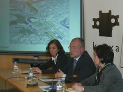 Presentación de un convenio de UPV con Kutxa para financiar las instalaciones deportivas al aire libre del campus . [MICHELENA]