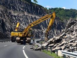 Labores de limpieza en la A-8 tras el desprendimiento ocurrido esta mañana a la altura de Zumaia en sentido Bilbao. [DAVID APREA]