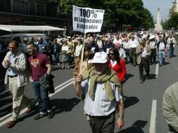 Varios miles de prejubilados y pensionistas han participado en la manifestación convocada por la Confederación Estatal de Prejubilados y Pensionistas por las calles de Bilbao. [TELEPRESS]