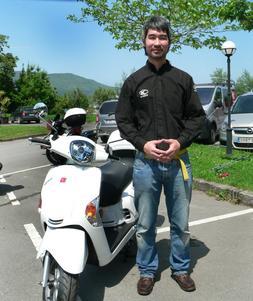 Ernesto junto a una de sus criaturas: una 50cc con alma taiwanesa y cuerpo italiano. /ARCHIVO KYMCO