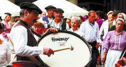 MARCANDO EL RITMO. Los diferentes grupos y cuadrillas se acercaron a la kalejira con sus instrumentos. La cuestión era tomar parte en la fiesta y no faltó quién se animó con su gran tambor. ::                             ARIZMENDI
