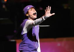 Justin Bieber recibe un botellazo en la cabeza en pleno concierto