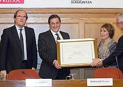 María Bayo recibe el premio Eusko Ikaskuntza