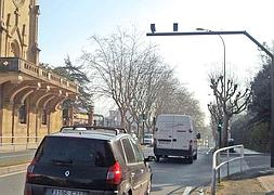 Avenida José Elósegui. El foto rojo caza a los vehículos que se saltan el semáforo en rojo. ::                             A.V.