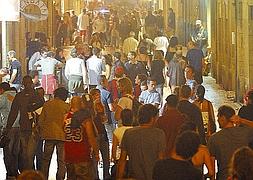 La calle Mayor de Donostia, en el corazón de la Parte Vieja. ::                             UNANUE