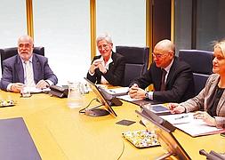 Ponencia. Jesús Loza, Maixabel Lasa, Rodolfo Ares y Mari Mar Blanco, ayer durante la reunión en el Parlamento Vasco. ::                             BLANCA CASTILLO