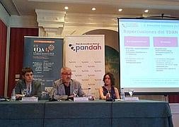 Maite Urkizu, Fulgencio Madrid y Maite Ferrín, esta mañana en Donostia. Foto: A. Aldaz