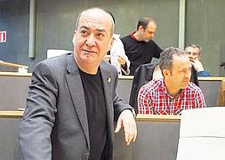 Garitano, en primer término, apoyado en uno de los escaños de la Cámara foral antes de iniciarse la sesión plenaria. ::                             MICHELENA