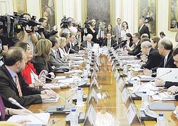 Conferencia sectorial. Un día después del plante de los rectores, el ministro Wert se sentó con los consejeros de Educación. ::                             JUANJO MARTÍN/EFE