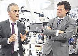 Julian Flórez explica uno de los proyectos de Vicometech-IKA-4 junto a Iñigo Zorriketa. ::                              MIKEL FRAILE