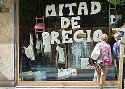 Gancho comercial. Las rebajas, que el Gobierno quiere liberalizar, son vitales para el sector. ::                             JOSE USOZ