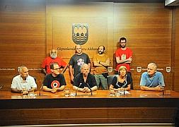 Dror Feiler, en el centro, portavoz de la flotilla, ayer en la Diputación de Gipuzkoa. ::                             JOSÉ MARI LÓPEZ
