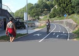Compartir. La mitad de la pista se destina a los peatones y la otra mitad a los ciclistas. ::                             LUSA