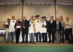 Foto de familia. Con los ganadores del concurso, ayer, en el Tinglado, tras la entrega de premios y la alubiada popular. ::                             FOTOS KLISK