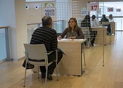 Entrevistas. Más de 450 bidasotarras fueron citados el jueves en Ficoba para ser entrevistados por 35 de las entidades que buscaban trabajadores a través de la Semana del Empleo. ::                             FOTOS: F. DE LA HERA