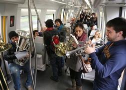 Los músicos han amenizado el trayecto a los usuarios del Topo que hoy cumple 100 años. [LUSA]
