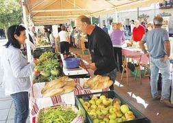 Feria. Imagen del mercado baserritarra que desde 2009 se celebra el tercer sábado del mes. ::                             OLIDEN