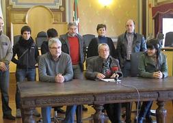 Comparecencia. El alcalde Jesus Elortza junto con los miembros de su gobierno de Bildu. ::                             MIGURA