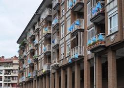 Protesta vecinal. Un bloque de viviendas de Bergara repleto de bolsas de basura en protesta por el PaP. ::                             FÉLIX MORQUECHO
