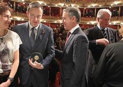 Urkullu conversa con Bart De Wever durante los premios Sabino Arana./ Telepress