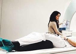 Un joven voluntario participa en una prueba del BCBL para analizar el funcionamiento del cerebro. ::                             BCBL