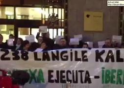 Trabajadores de Ibermática protestan frente a la sede de Kutxa en San Sebastián